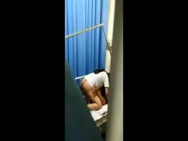Gadis Cantik Pasrah Goyang Atas Di Kasur Crot