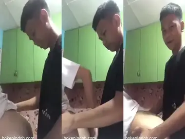 Gadis Cantik Pasrah Goyang Kasur Nikmat