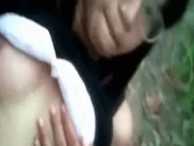 Gadis Kacamata Cantik Pasrah Goyang Kasur Outdoor