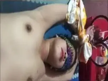 Tante Istri Cantik Pasrah Goyang Kasur Tutup Mata