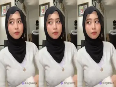 Ukhti Amalia Mutya Hijab Cantik Pasrah Kasur