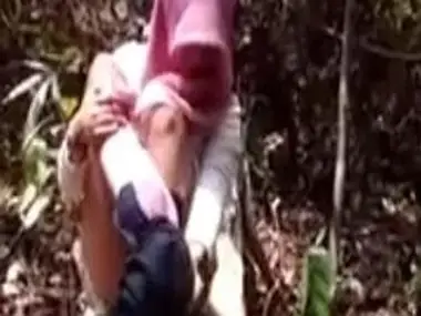 Ukhti Hijab Merah Muda Cantik Pasrah Di Hutan